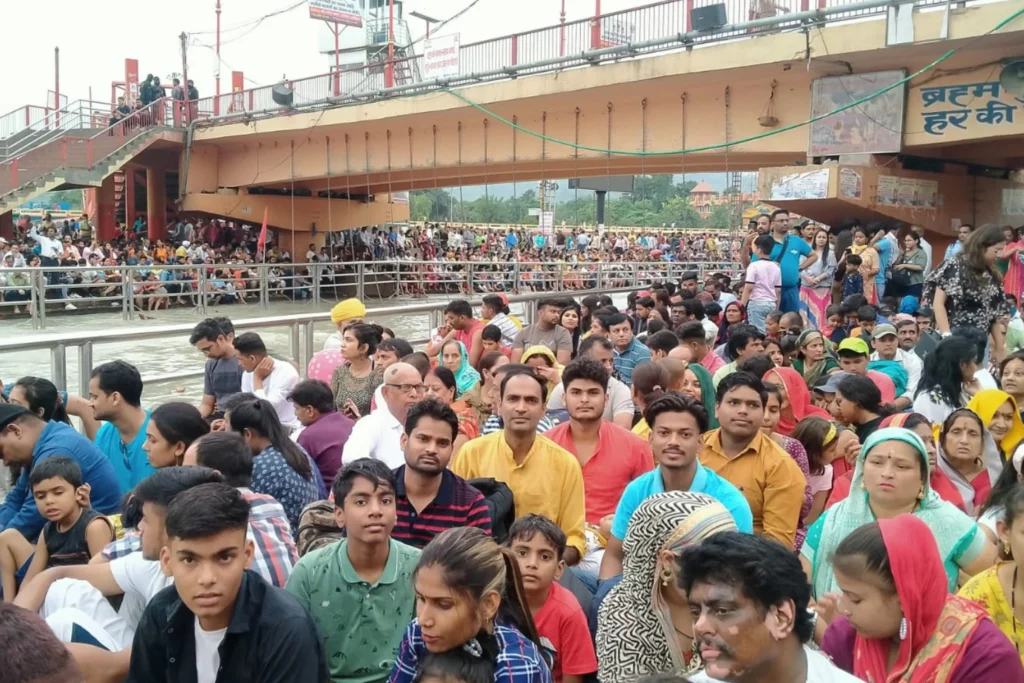 Large crowd gathered at Har Ki Pauri ghat during evening Ganga Aarti